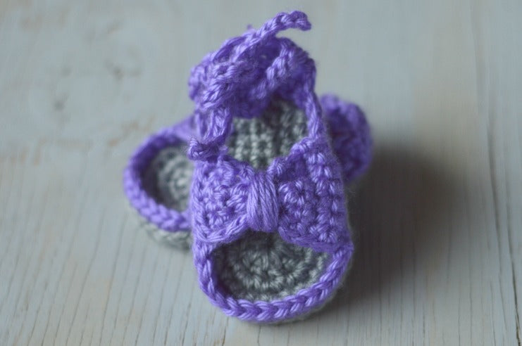 Bitty Bow Baby Booties [crochet pattern]