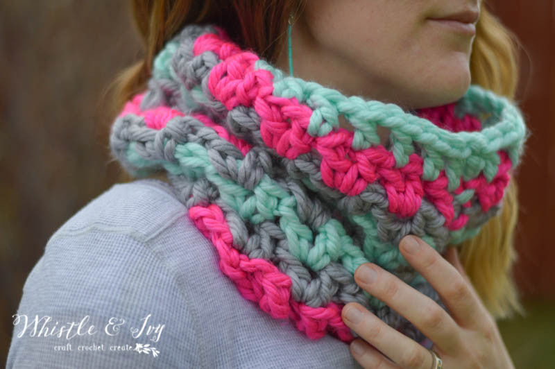 Chunky V-Stitch Cowl [crochet pattern]