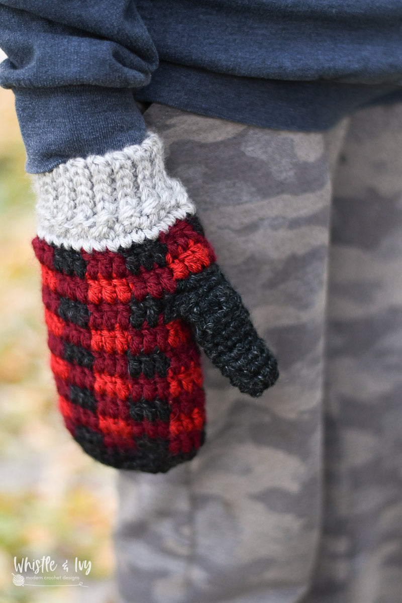 Bulky Plaid Mittens [crochet pattern]