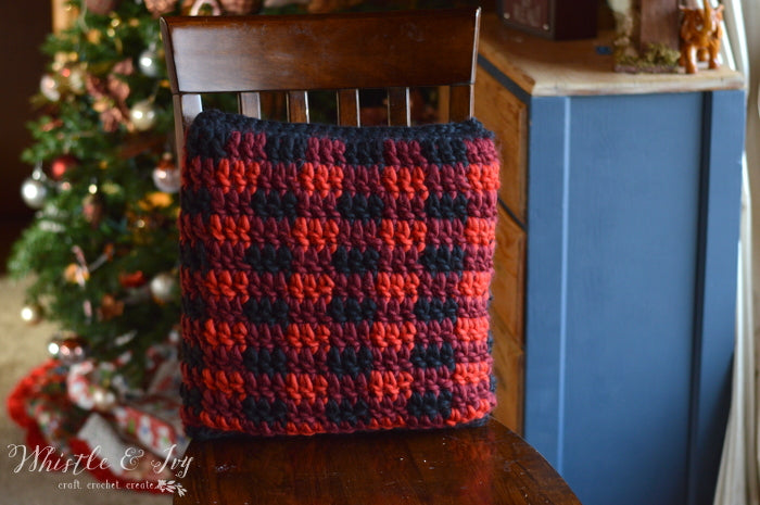 Chunky Buffalo Plaid Holiday Wreath [crochet pattern]