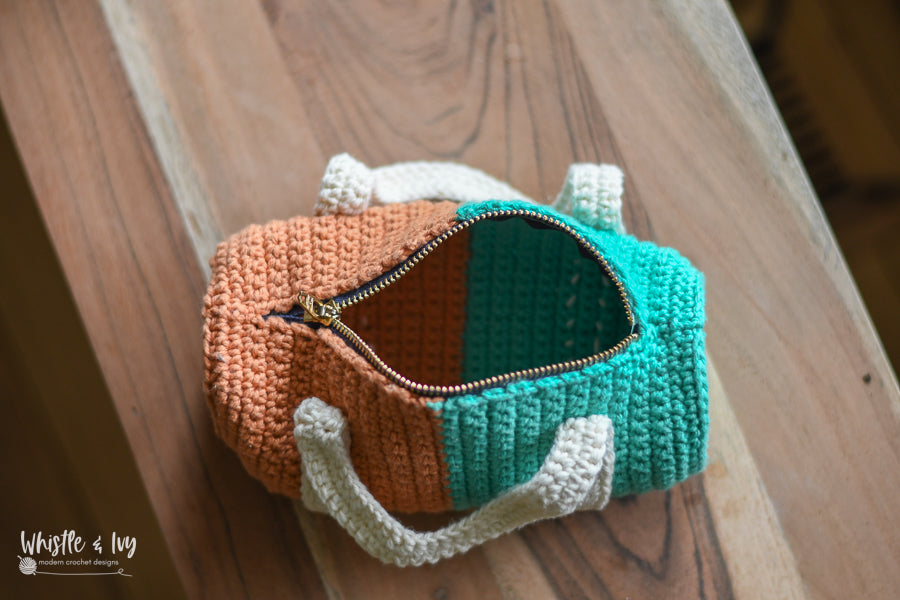 Retro Duffle Bag Pouch [crochet pattern]